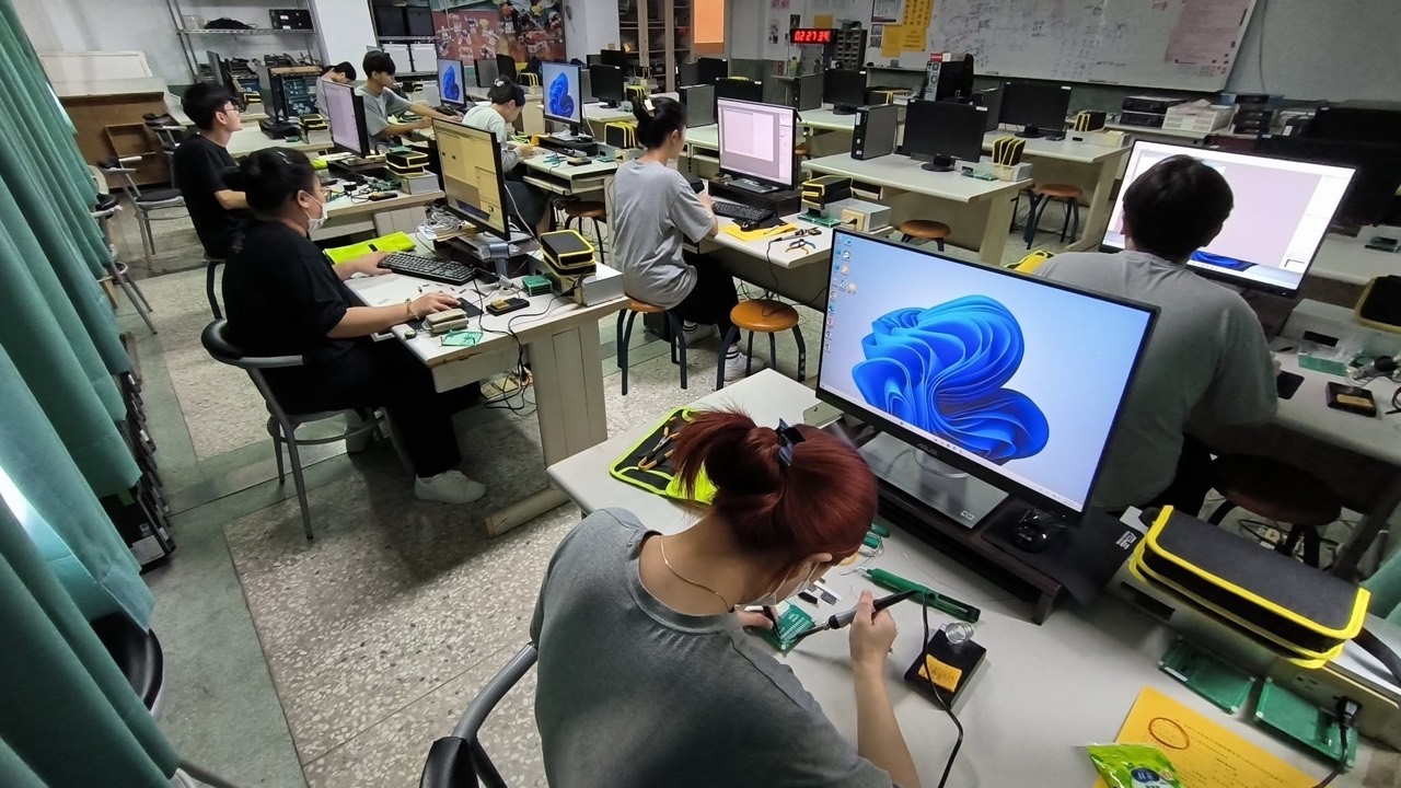 把想法做成作品：資訊專題的團隊練習