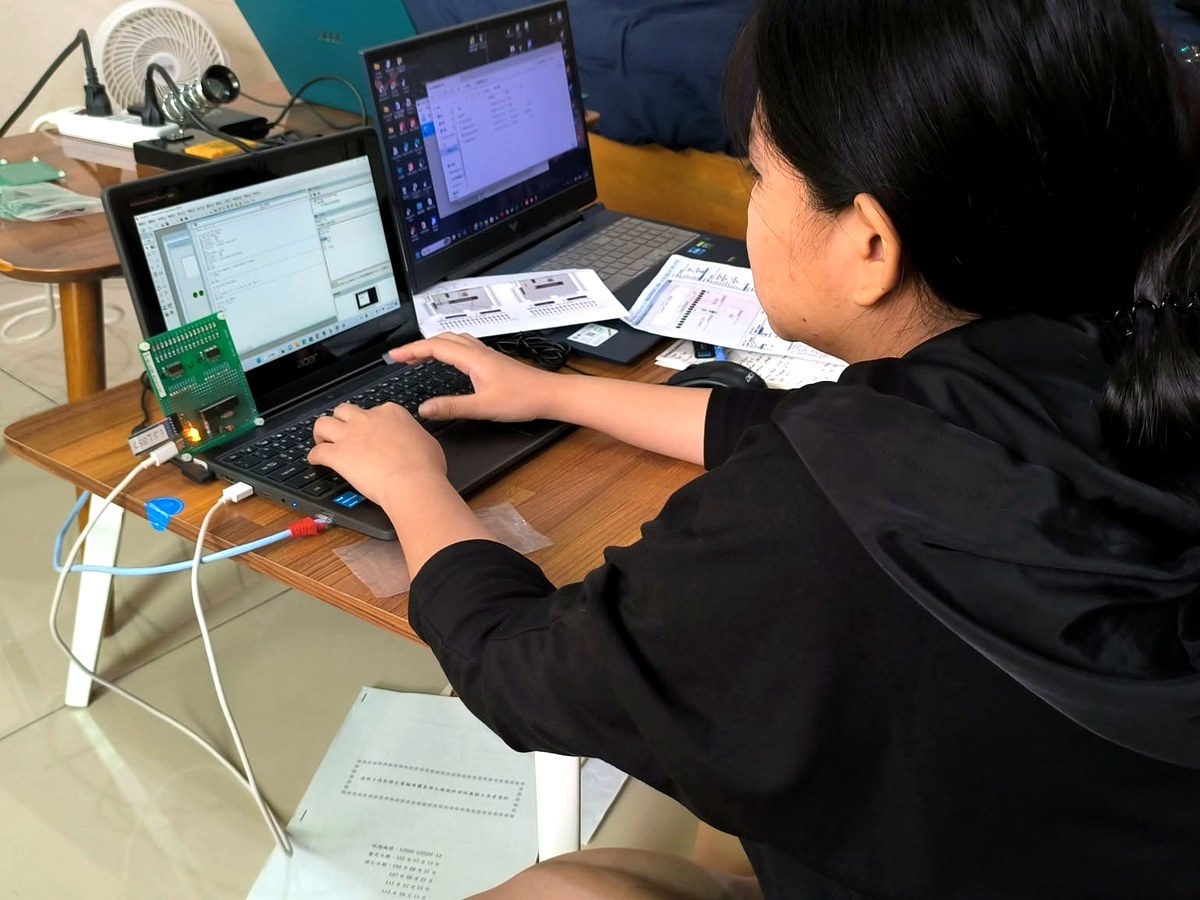 Ang mga estudyante ay nag-aaral sa pamamagitan ng laptop at tablet