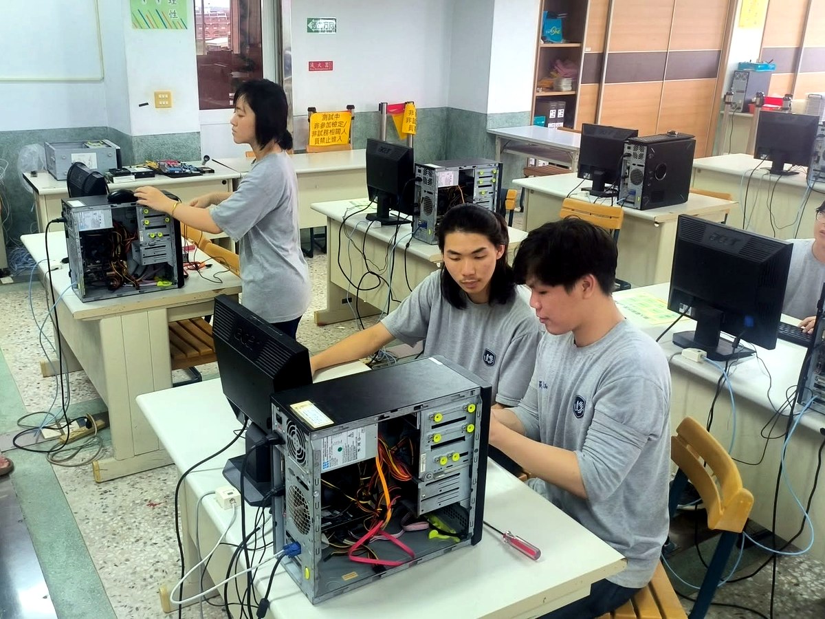 Nag-download ng mga computer hardware at nag-check sa mga estudyante ng IT department