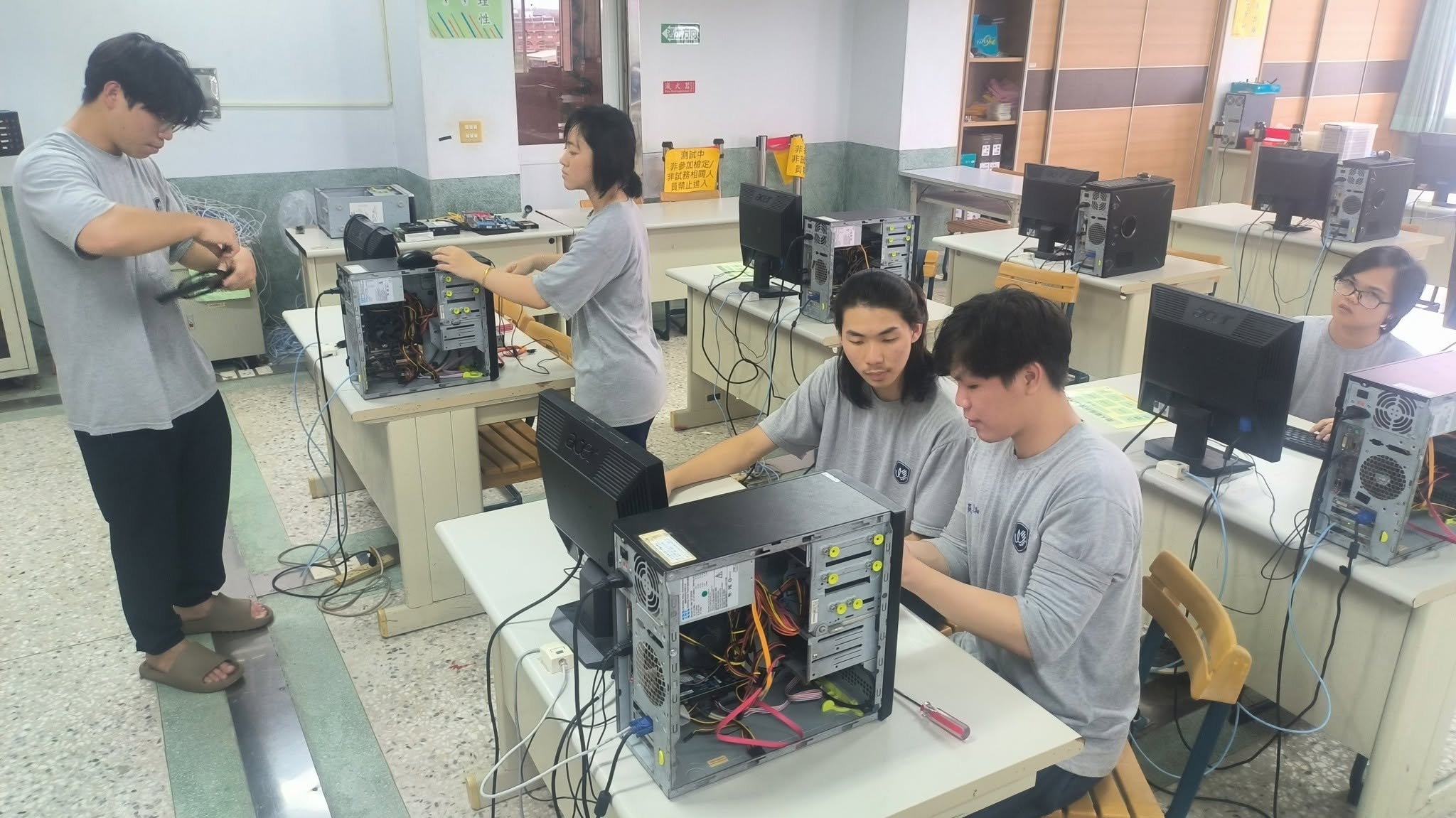 Mga students ng computer sa pag-aaral sa IT