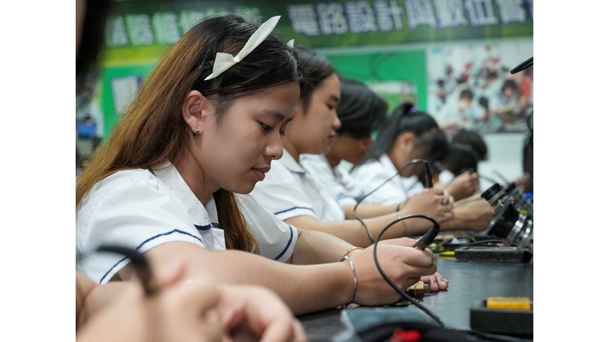 The students of the VANC are doing their skills on a professional internship course