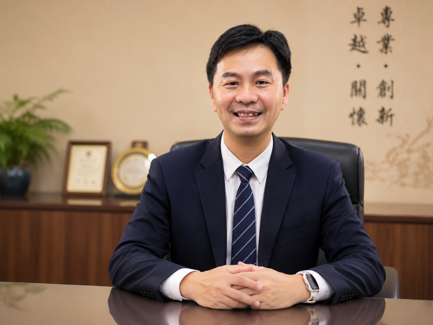 萬能工商許瑞益校長於辦公室中的正式肖像