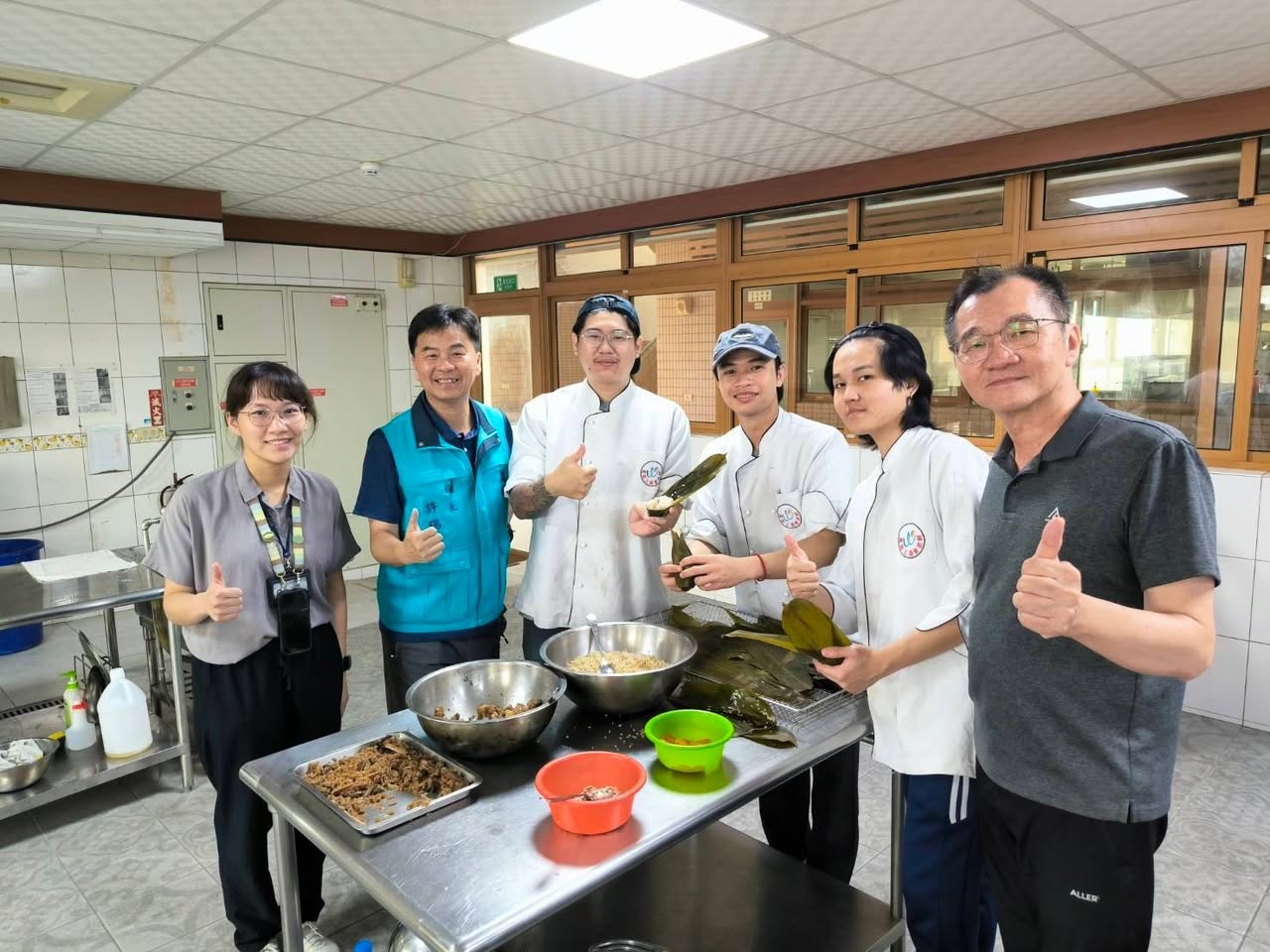 許瑞益校長走進餐飲實習場域與師生交流